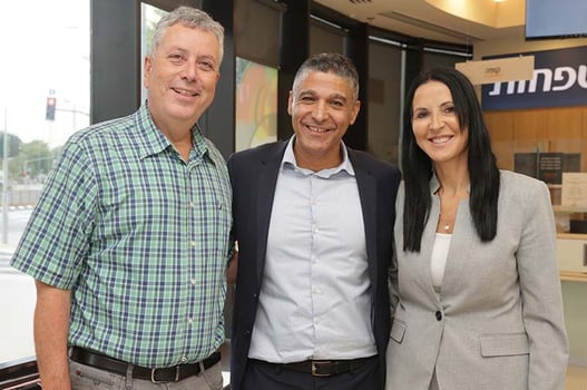 מימין לשמאל: שבי שמר, משה לארי וישראל גל, צילום: מזרחי טפחות